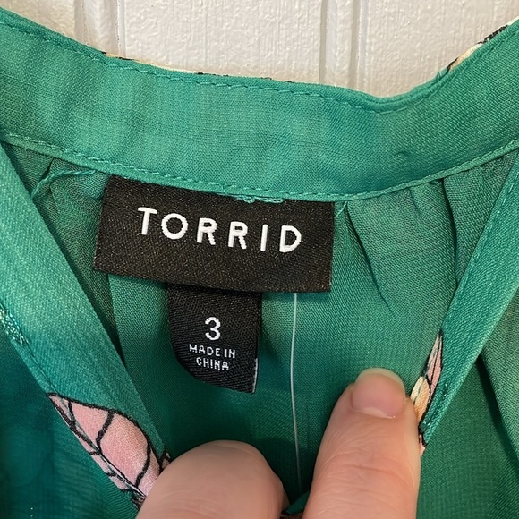 TORRID Green Floral Short Sleeve Chiffon Cold Shoulder Blouse | 3X NWT - Picture 6 of 10